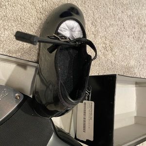 New in box girls tap shoes size 2.5W